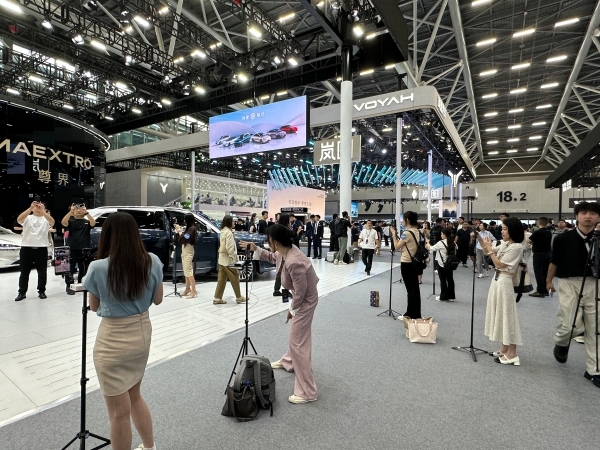 流量大战：卷价格卷智驾卷老板冰球突破豪华版手机版广州车展(图2)